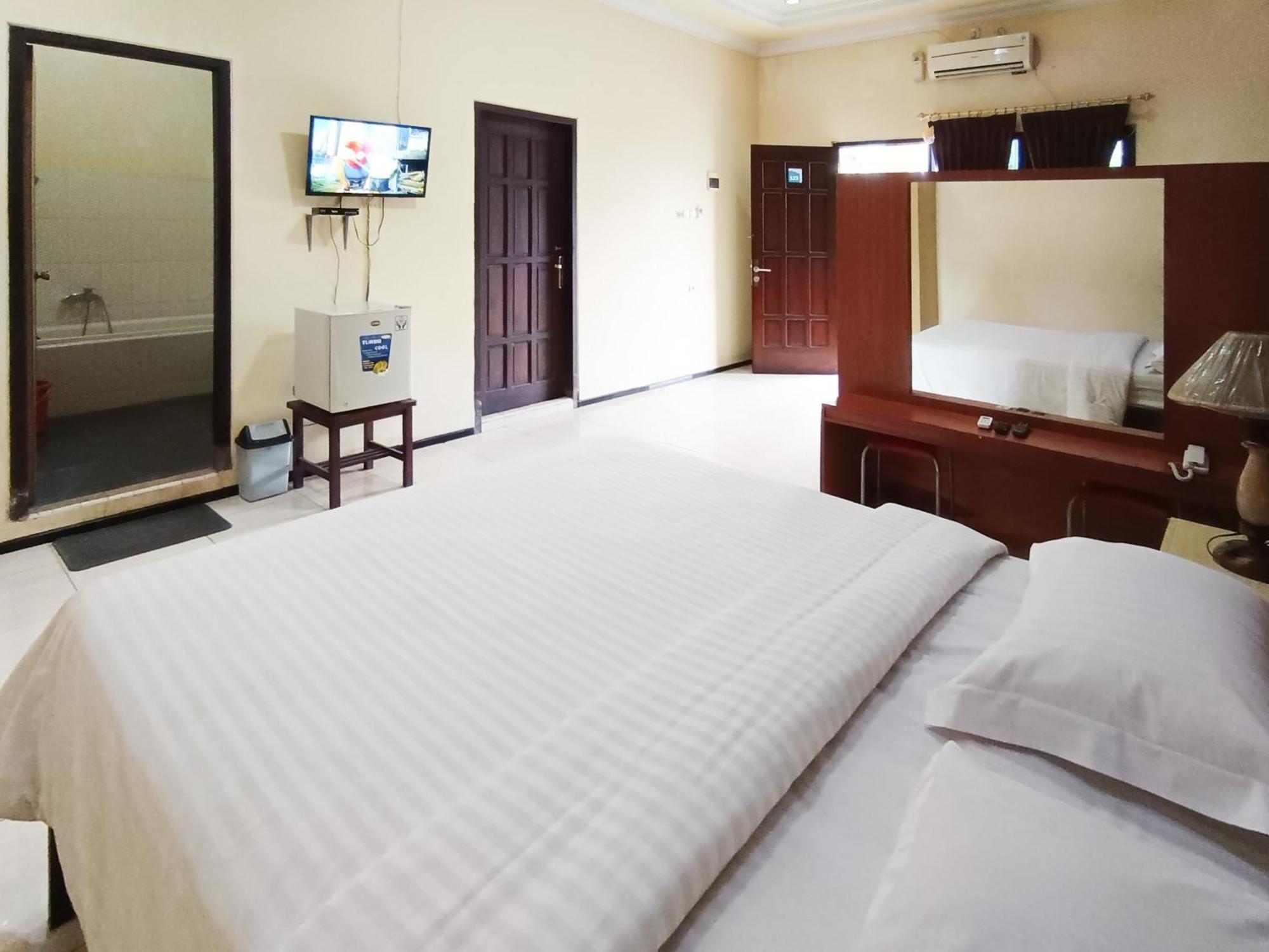 Hotel Gita Puri Redpartner Blitar Exterior foto