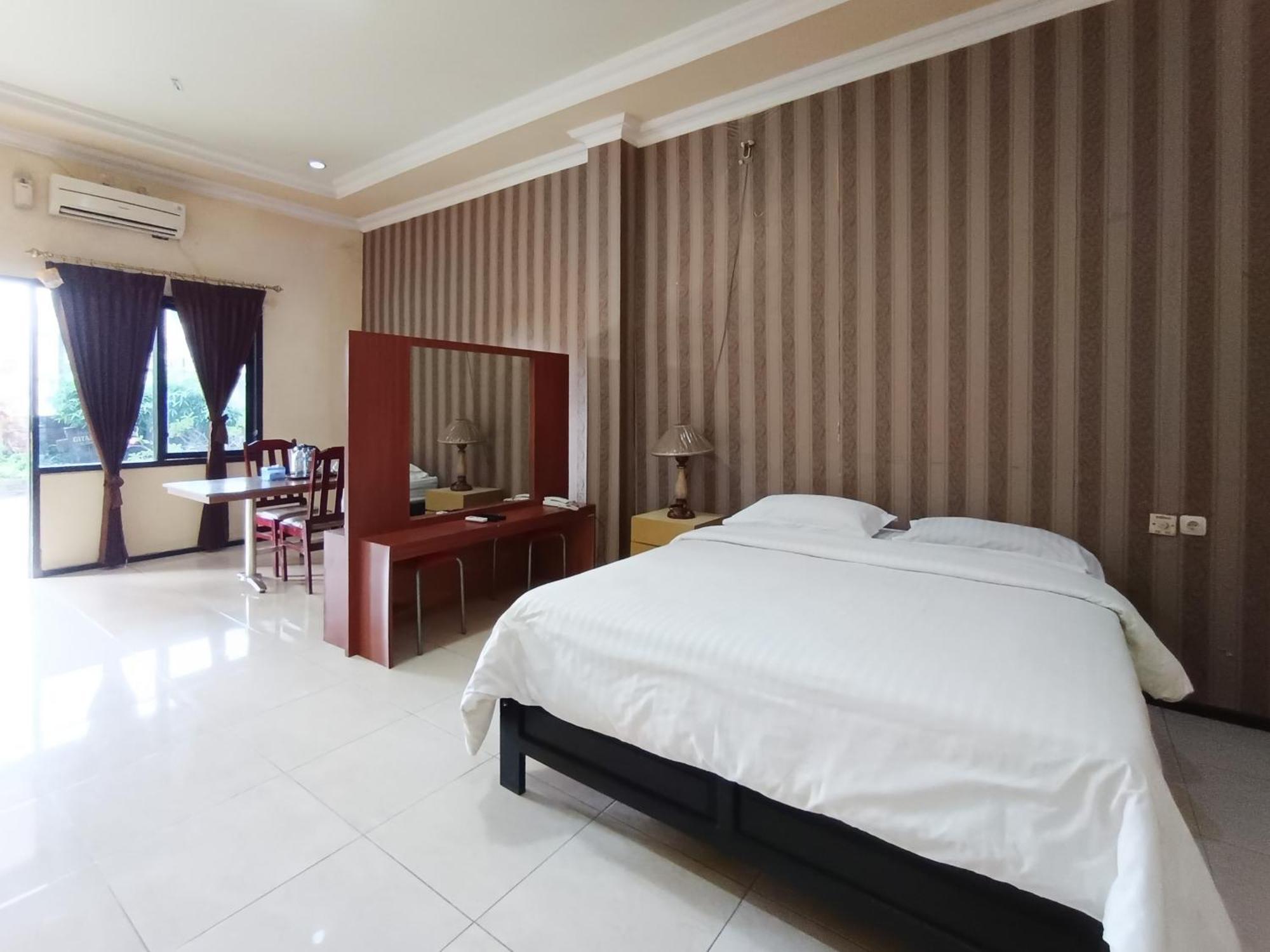 Hotel Gita Puri Redpartner Blitar Exterior foto