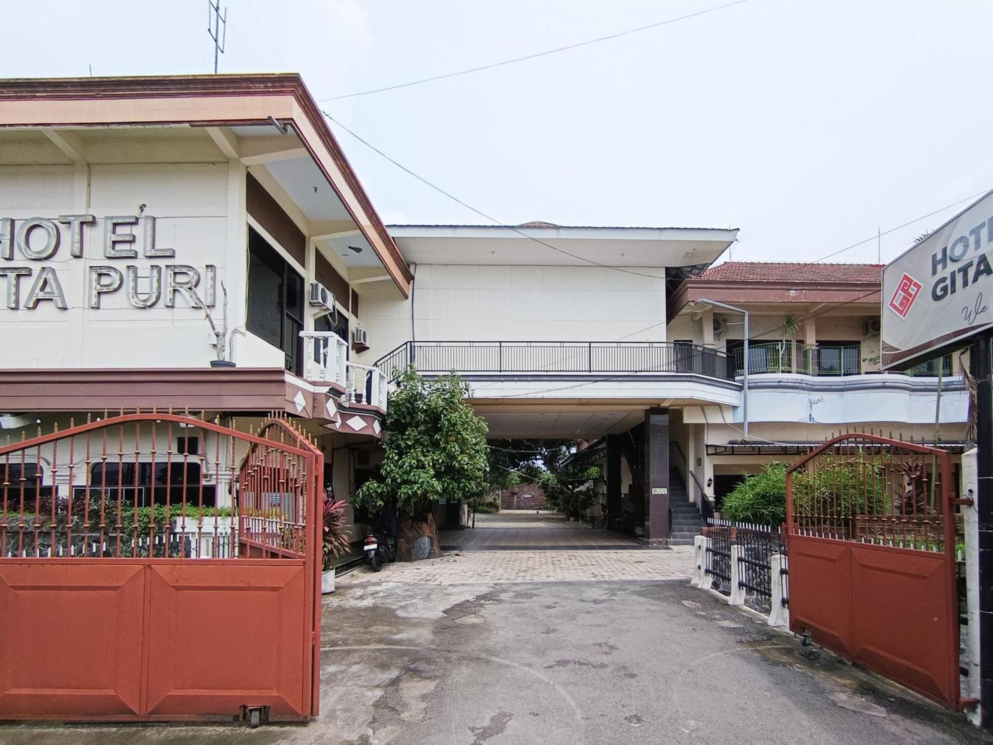 Hotel Gita Puri Redpartner Blitar Exterior foto