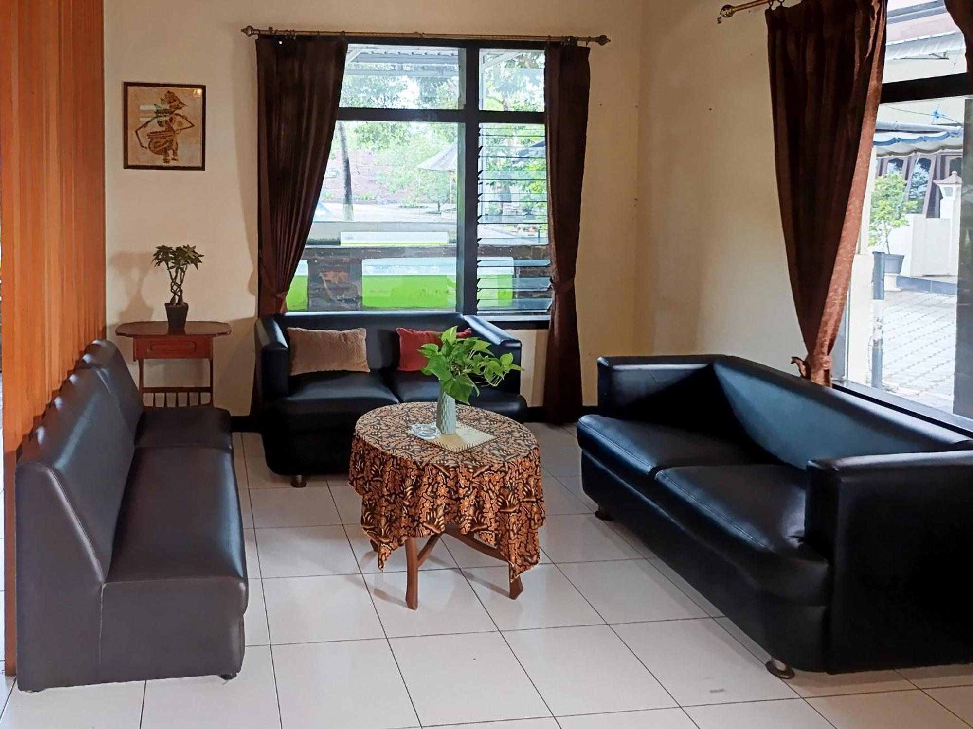 Hotel Gita Puri Redpartner Blitar Exterior foto